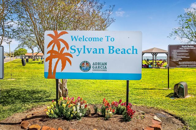 817 S 1st Street, La Porte, TX 77571