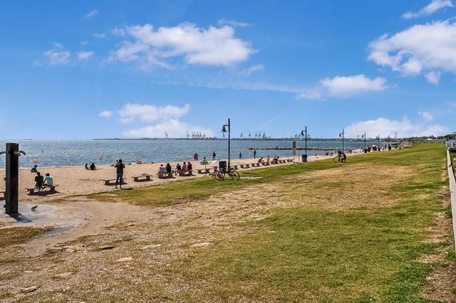 817 S 1st Street, La Porte, TX 77571