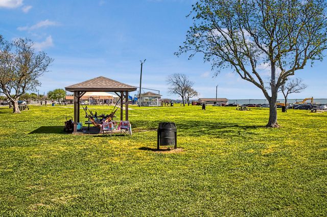 817 S 1st Street, La Porte, TX 77571