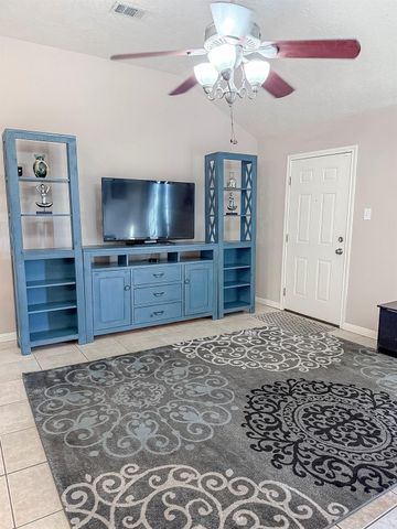 817 S 1st Street, La Porte, TX 77571