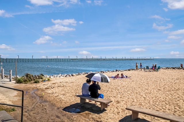 817 S 1st Street, La Porte, TX 77571