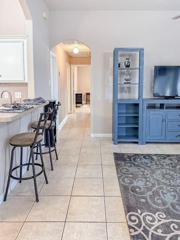 817 S 1st Street, La Porte, TX 77571