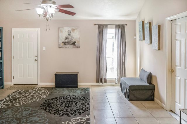 817 S 1st Street, La Porte, TX 77571