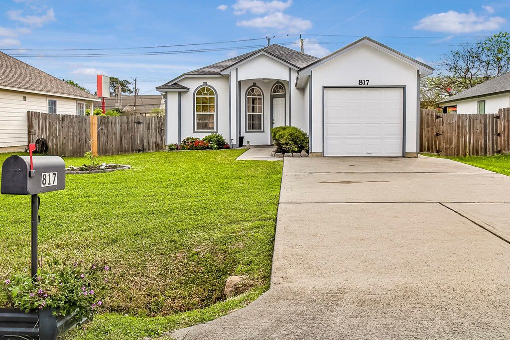 817 S 1st Street, La Porte, TX 77571