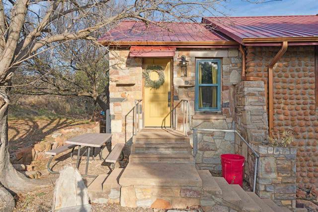 186 W Lake Dr, Medicine Park, OK 73557