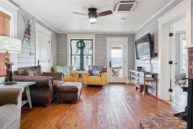 186 W Lake Dr, Medicine Park, OK 73557