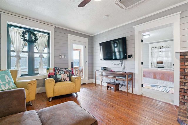 186 W Lake Dr, Medicine Park, OK 73557