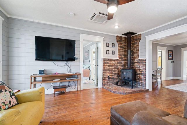 186 W Lake Dr, Medicine Park, OK 73557