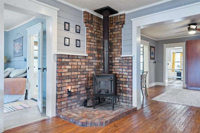 186 W Lake Dr, Medicine Park, OK 73557