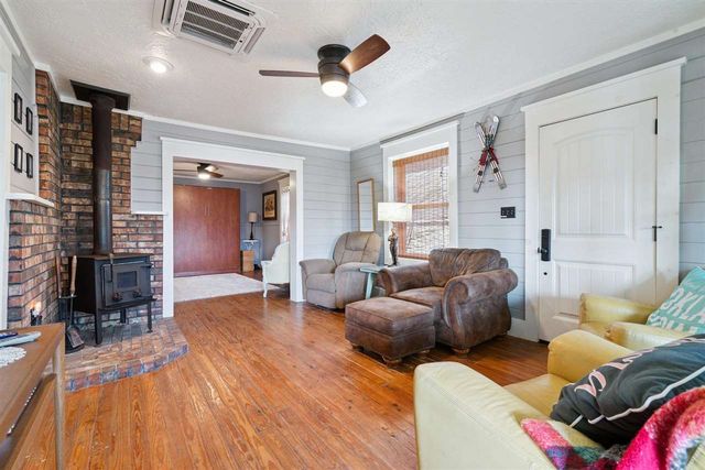 186 W Lake Dr, Medicine Park, OK 73557