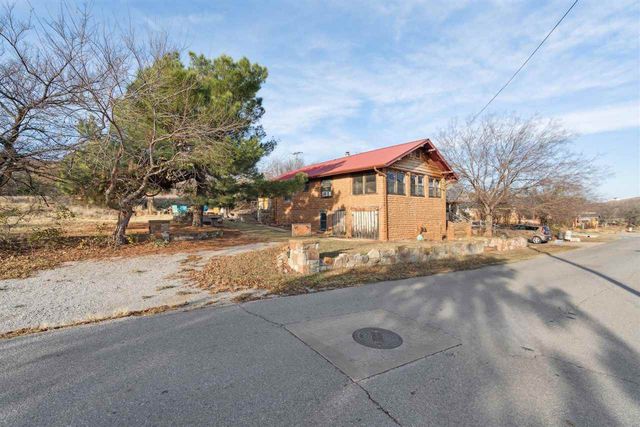 186 W Lake Dr, Medicine Park, OK 73557