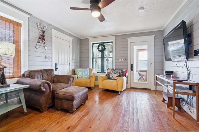 186 W Lake Dr, Medicine Park, OK 73557