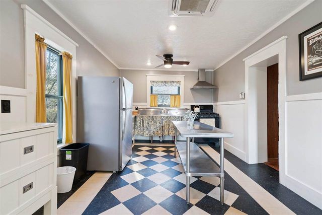 186 W Lake Dr, Medicine Park, OK 73557