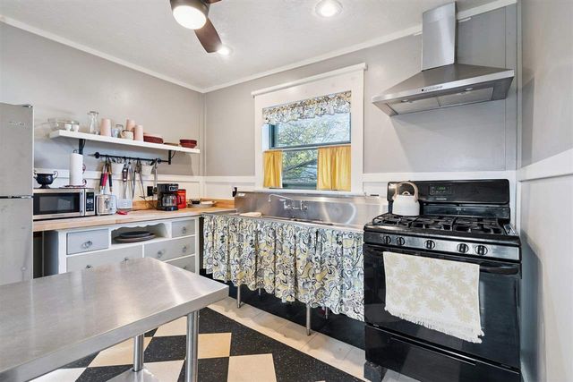 186 W Lake Dr, Medicine Park, OK 73557