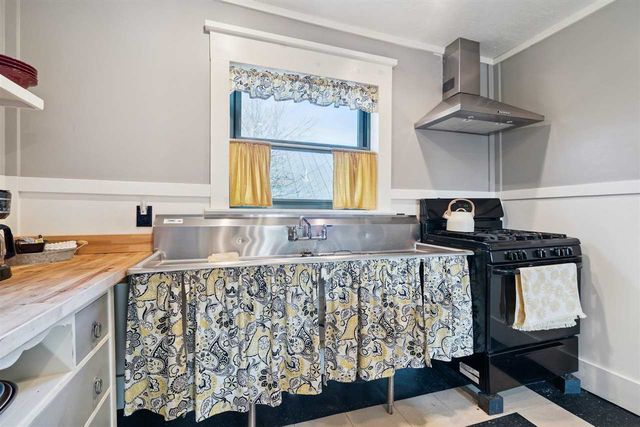 186 W Lake Dr, Medicine Park, OK 73557