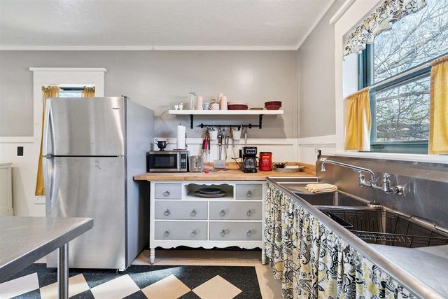 186 W Lake Dr, Medicine Park, OK 73557