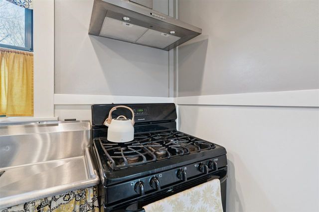 186 W Lake Dr, Medicine Park, OK 73557