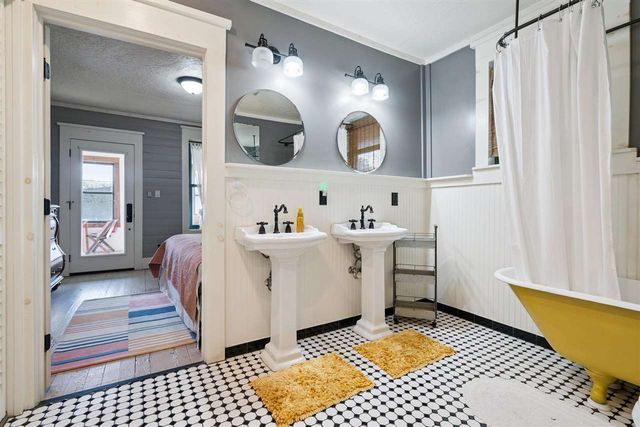 186 W Lake Dr, Medicine Park, OK 73557