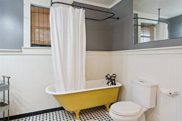 186 W Lake Dr, Medicine Park, OK 73557