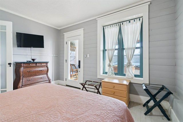 186 W Lake Dr, Medicine Park, OK 73557