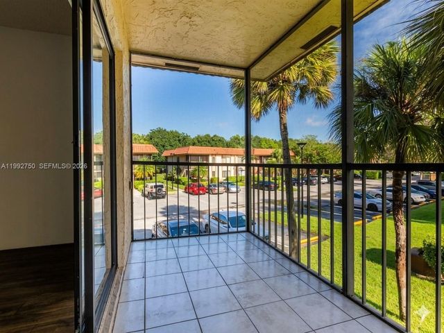 357 Lakeview Dr 201, Weston, FL 33326