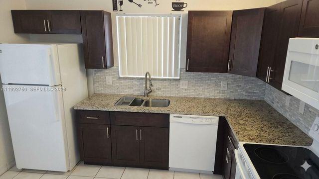 357 Lakeview Dr 201, Weston, FL 33326