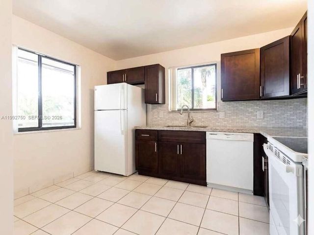 357 Lakeview Dr 201, Weston, FL 33326
