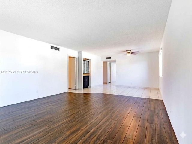 357 Lakeview Dr 201, Weston, FL 33326