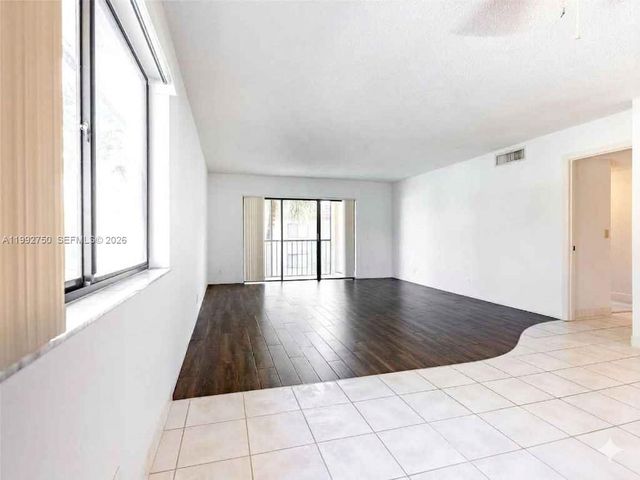 357 Lakeview Dr 201, Weston, FL 33326