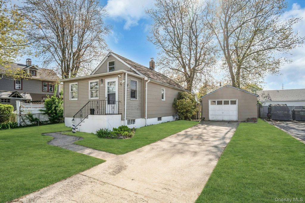 111 S 4th Street, Lindenhurst, NY 11757