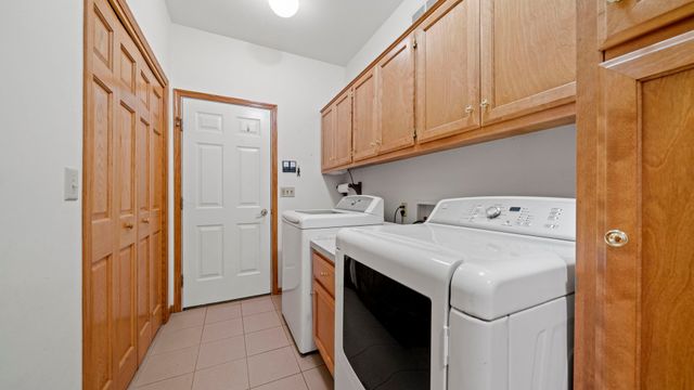 606 SLIPPERY ROCK Drive, Dixon, IL 61021