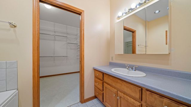 606 SLIPPERY ROCK Drive, Dixon, IL 61021