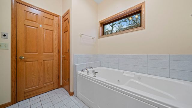 606 SLIPPERY ROCK Drive, Dixon, IL 61021