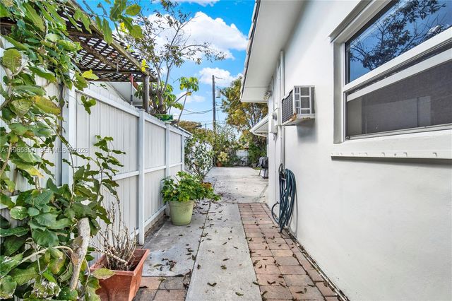 606 SW 58th Ct, Miami, FL 33144