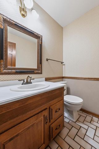 304 Fieldstone ROAD, Delafield, WI 53018