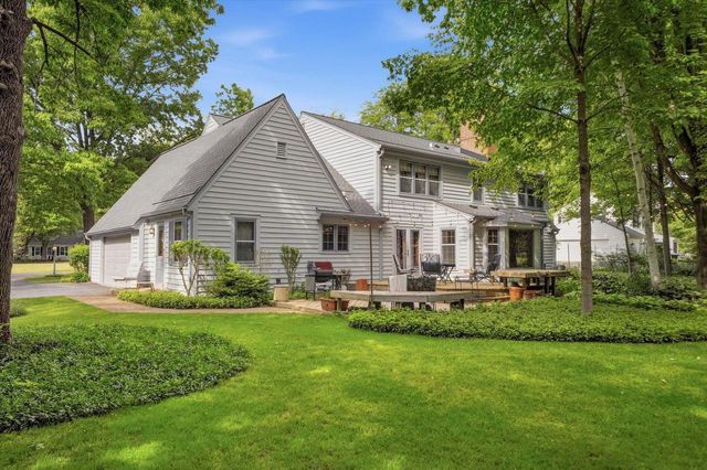 304 Fieldstone ROAD, Delafield, WI 53018