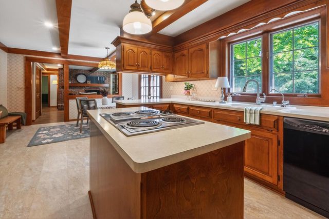304 Fieldstone ROAD, Delafield, WI 53018