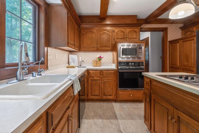 304 Fieldstone ROAD, Delafield, WI 53018
