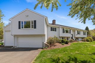 3 River Edge Drive, Newtown, CT 06482