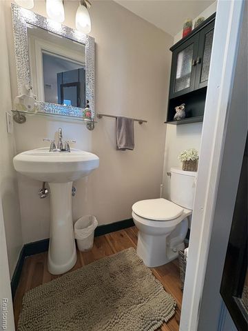 1030 Larson Ct, Rochester Hills, MI 48307