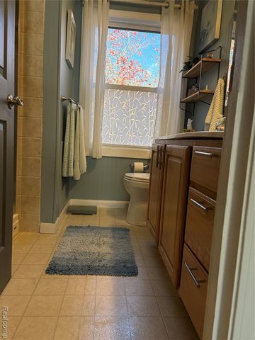 1030 Larson Ct, Rochester Hills, MI 48307