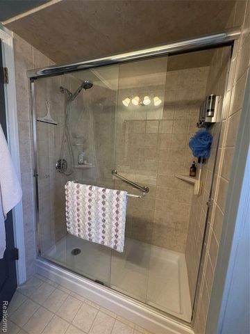 1030 Larson Ct, Rochester Hills, MI 48307