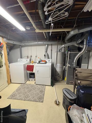 1030 Larson Ct, Rochester Hills, MI 48307