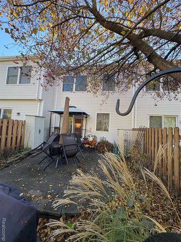 1030 Larson Ct, Rochester Hills, MI 48307