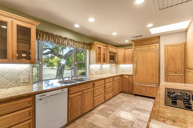 411 W Vartikian Avenue, Fresno, CA 93704