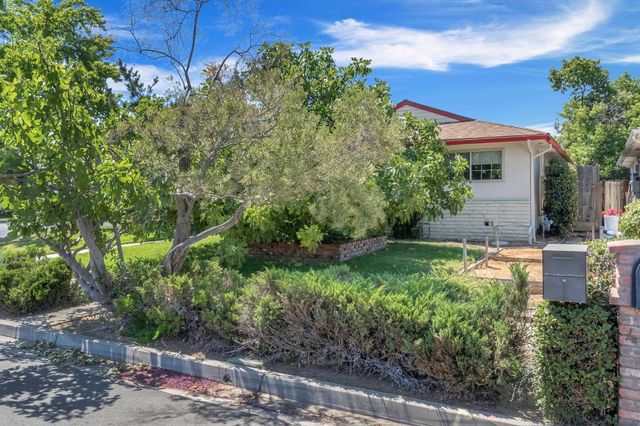 411 W Vartikian Avenue, Fresno, CA 93704