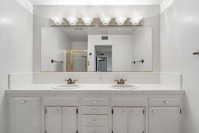 411 W Vartikian Avenue, Fresno, CA 93704