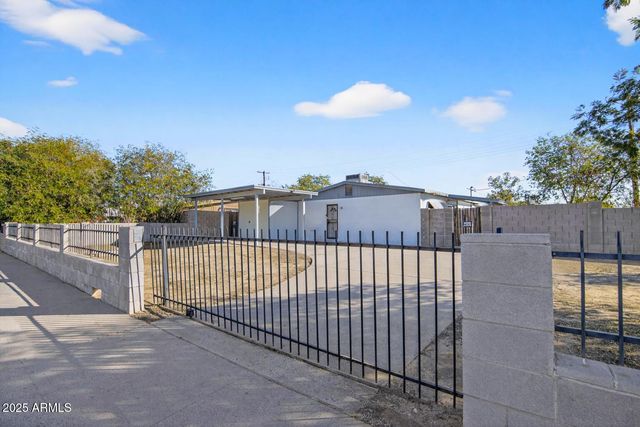 7649 W MITCHELL Drive, Phoenix, AZ 85033