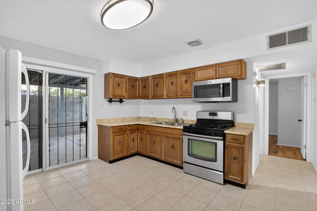 7649 W MITCHELL Drive, Phoenix, AZ 85033