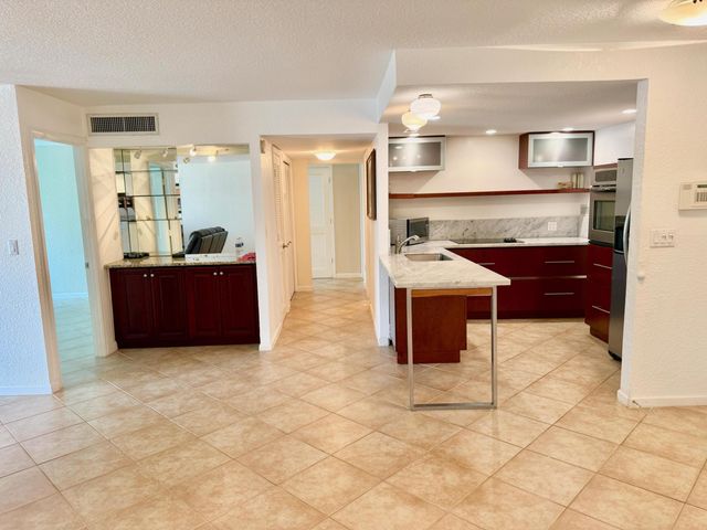 1000 Spanish River Road 1B, Boca Raton, FL 33432